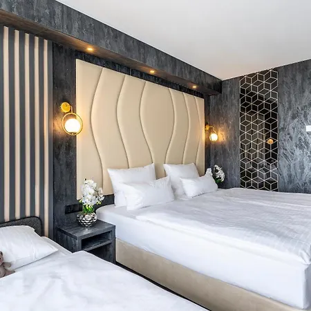 Plaza Hotel 3*
